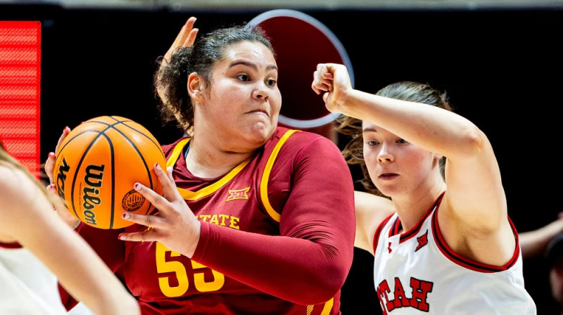 Evelīna Otto cīņā ar "Iowa State" zvaigzni Audi Krūksu. Foto: Deseret News