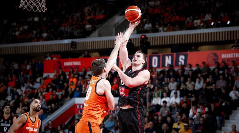 Austrietis Fins Šots uzbrukumā Pasaules kausa kvalifikācijas spēlē Hāgā. Foto: FIBA