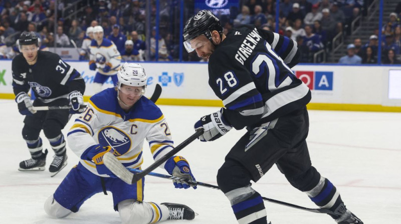 Zemgus Girgensons pret Bufalo. Foto. AP. Scanpix