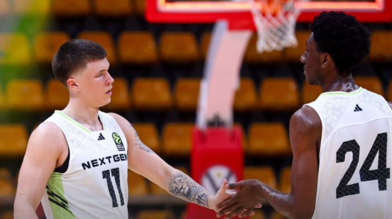 Ričards Aizpurs un kamerūnietis Ronijs Evanke. Foto: EuroLeague