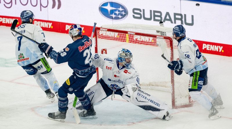 Alberts Šmits pretinieku vārtu priekšā. Foto: Franz Feiner/Eibner-Pressefoto/Scanpix