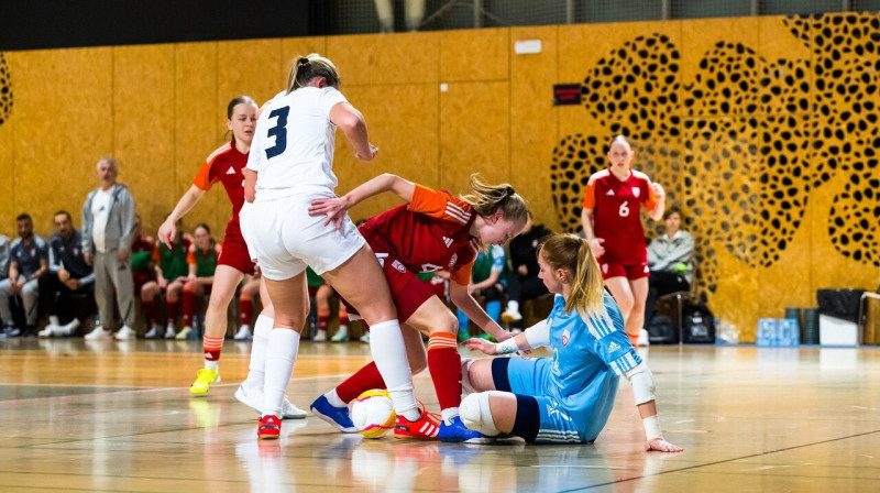 Latvijas telpu futbolistes cīņā aizsardzībā. Foto: Futsal.si