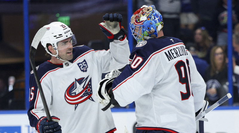 Kolumbusas "Blue Jackets" vārtsargs Elvis Merzļikins un aizsargs Dante Fabro. Foto: Nathan Ray Seebeck-Imagn Images/IMAGN IMAGES via Reuters Connect/Scanpix