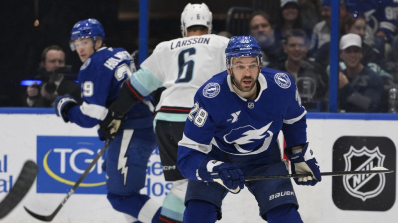 Zemgus Girgensons pret Sietlu. Foto. AP. Scanpix