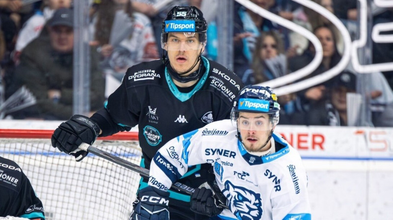 Roberts Mamčics cīņā pret Liberecu. Foto: HC Energie Karlovy Vary