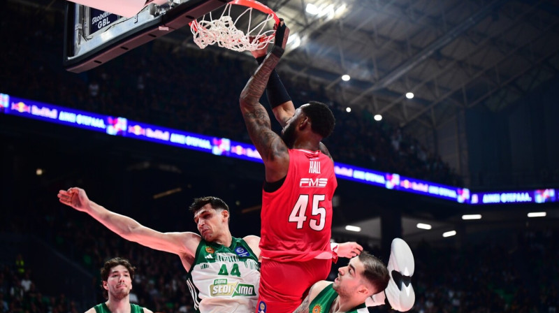 Pirejas "Olympiacos" centrs Donta Hols triec bumbu Atēnu "Panathinaikos" grozā. Foto: Olympiacos BC