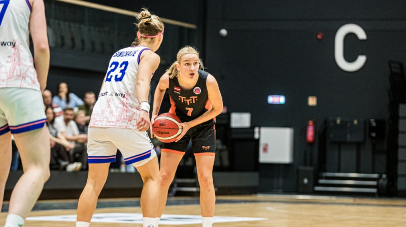 Enija Vīksne un Brigita Sinickaite. Foto: Vykintas Selivončikas