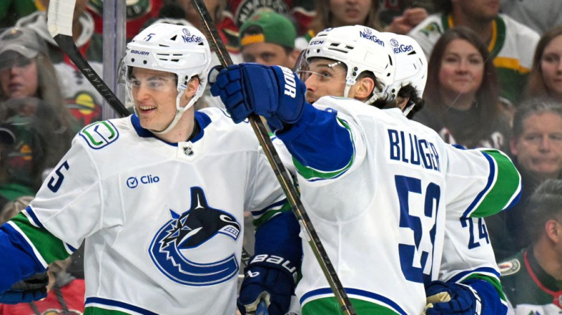 Teodors Bļugers ar komandas biedriem pēc gūtajiem vārtiem. Foto. AP. Scanpix