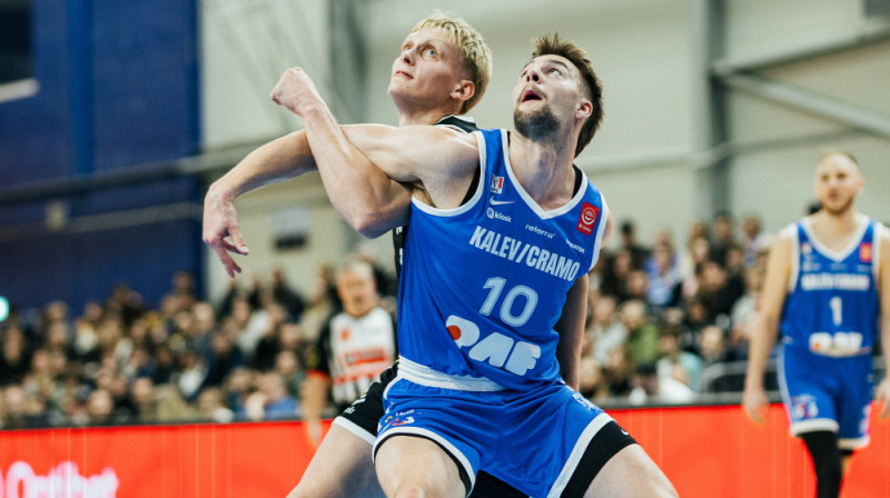 Rihards Aleksandrovs cīņā ar Hugo Tomu. Foto: Mārtiņš Goldbergs/VEF Rīga