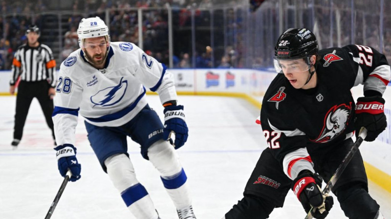 Zemgus Girgensons un Džeks Kvins. Foto. AFP. Scanpix