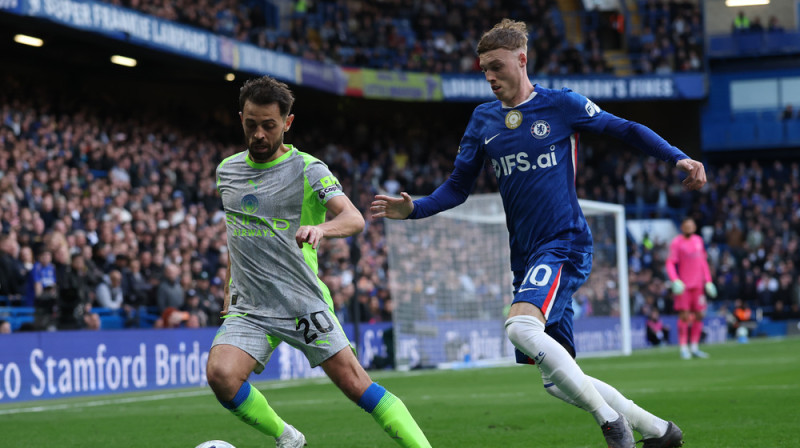 Mančestras "City" pussargs Bernardu Silva pret "Chelsea" pussargu Koulu Palmeru. Foto: AP Photo/Ian Walton/Scanpix