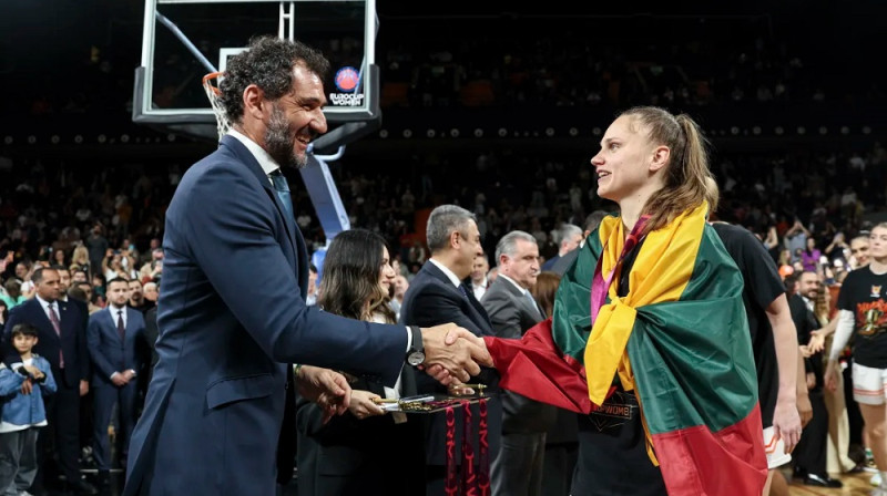 Laura Juškaite un FIBA Europe prezidents Horhe Garbahosa 2026. gada 9. aprīlī. Foto: EuroCup Women
