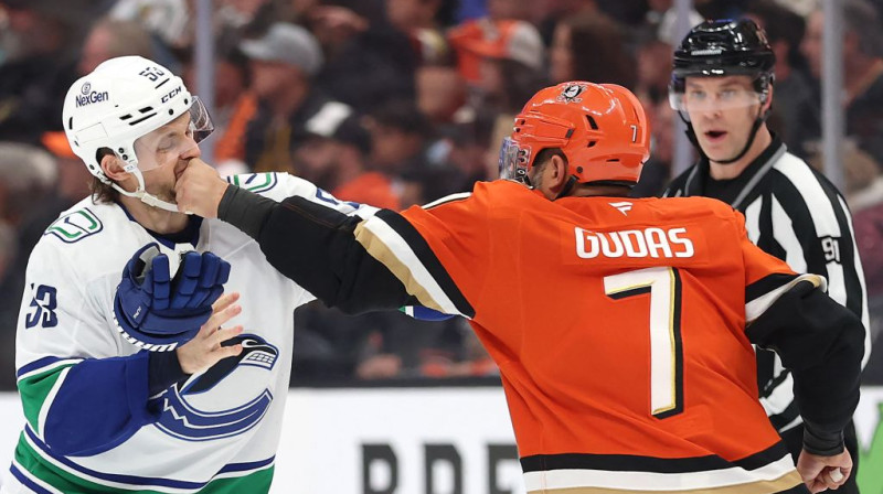 Teodors Bļugers izkaujas ar Radko Gudasu. Foto. AFP. Scanpix