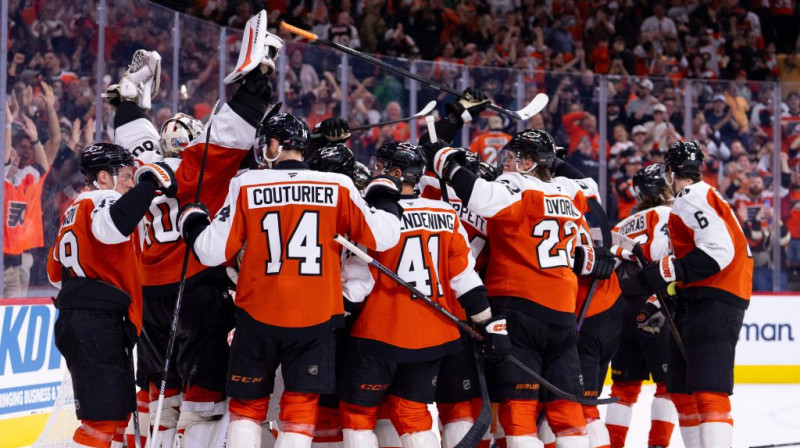 Filadelfijas hokejisti priecājas par iekļūšanu Stenlija kausa izcīņā. Foto. AP. Scanpix