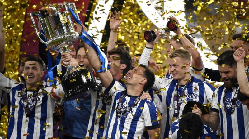 "Real Sociedad" ar iegūto kausu. Foto: AFP/Scanpix