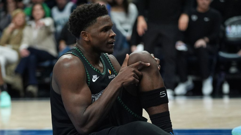 Entonijs Edvardss iedzīvojas savainojumā. Foto. AP. Scanpix