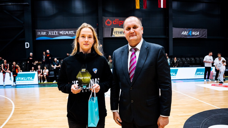 Kate Vilka un MLKL direktors Alvīds Jocis 2026. gada 4. aprīlī. Foto: Kamile Linkevičiūte