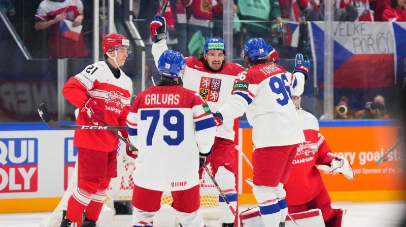 Daniels Vozelineks svin vārtu guvumu spēlē pret Dāniju. Foto: Matt Zambonin/IIHF