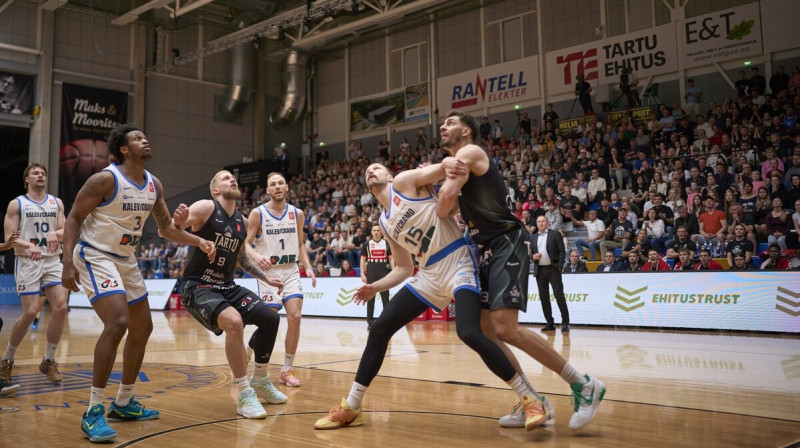 Anrijs Miška cīņā Igaunijas Meistarlīgas finālspēlē Tartu. Foto: Jassu Hertsmann/Delfi Meedia