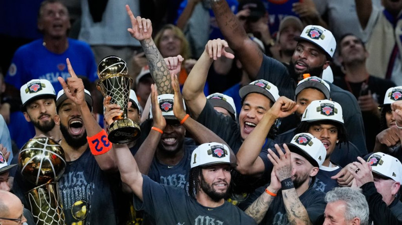 Džeilens Bransons un MVP trofeja. Foto. AP. Scanpix