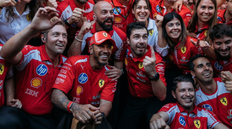 Lūiss Hamiltons ar komandu. Foto: F1.com