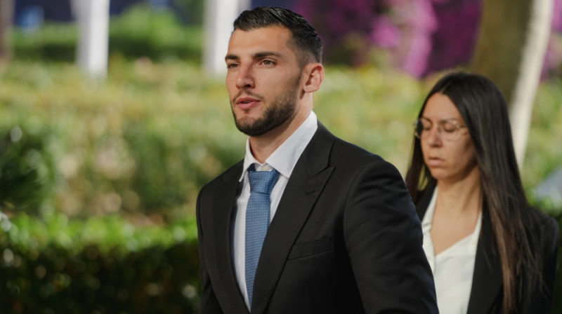 Rafa Mirs ceļā uz tiesas zāli. Foto: ZUMAPRESS/Scanpix