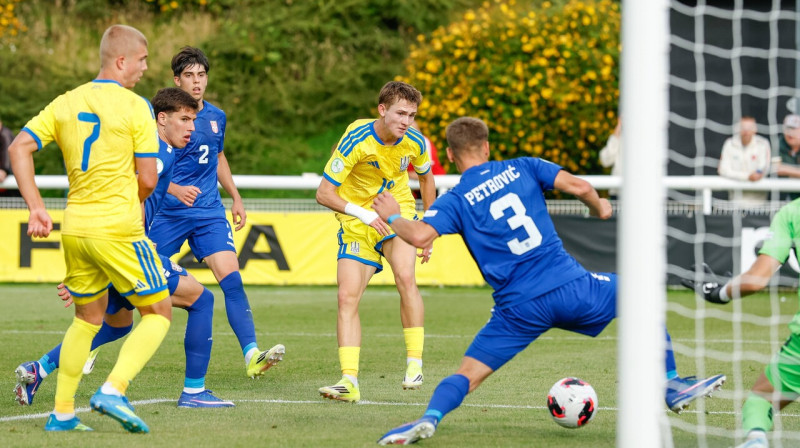 Mirklis pirms ukrainis Vitālijs Hļuts raida bumbu serbu vārtos. Foto: Cody Froggatt/Sportimage/Scanpix