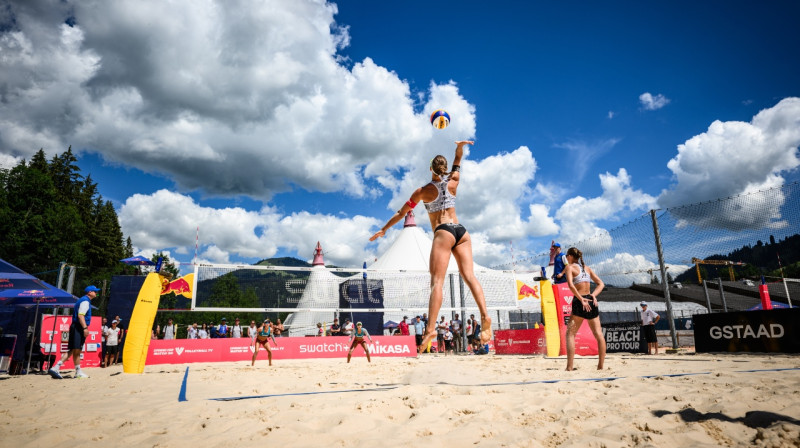 Tīna Graudiņa un Līva Ēbere trešajā laukumā. Foto: volleyballworld.com