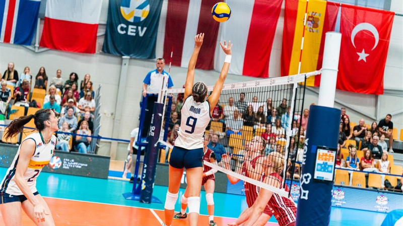 Mirklis Latvijas un Itālijas U18 valstsvienību spēlē Rīgā. Foto: CEV