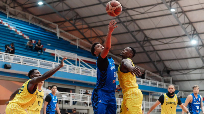 Venecuēlietis Johanners Sifontess uzbrukumā cīņā pret Kolumbijas valstsvienību. Foto: FIBA