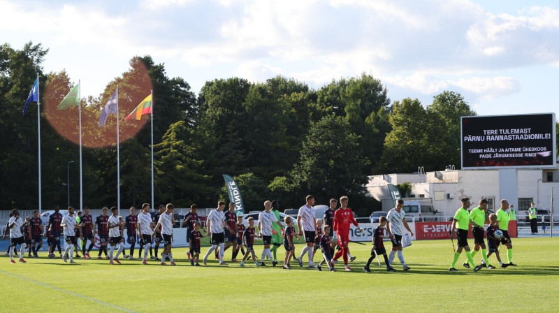 Paides un Raudondvara "Hegelmann" futbolisti nāk laukumā pirms UEFA Konferences līgas kvalifikācijas spēles Pērnavā. Foto: Ago Tammik/Delfi Meedia