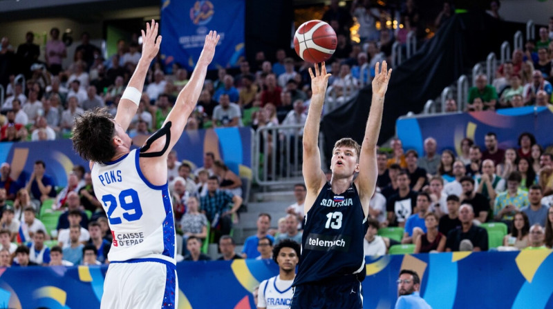 Slovēnis Lovro Lapajne uzbrukumā pret francūzi Timeo Ponsu. Foto: FIBA