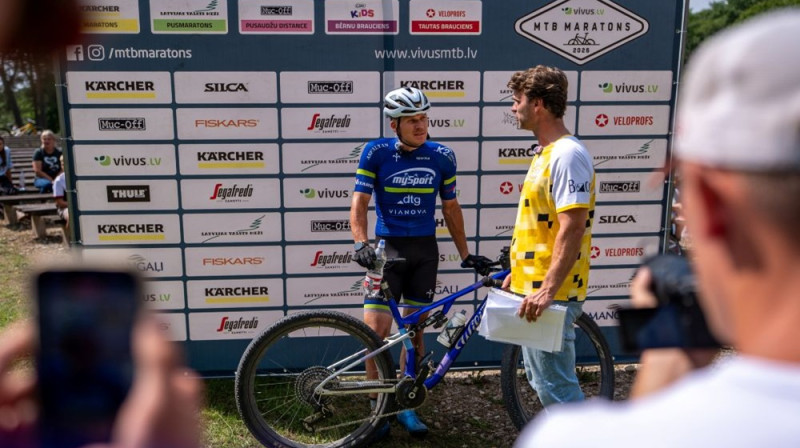 Aleksandrs Patrijuks uzvarētāja intervijā pēc finiša. Foto: Māris Vancevičs/Vivis.lv MTB maratons