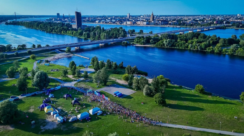 Foto: Izskrien Rīgu.