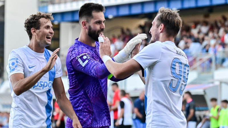 Raimonds Krollis un vārtsargs Tomāšs Kubeks. Foto: FC Slovan Liberec﻿