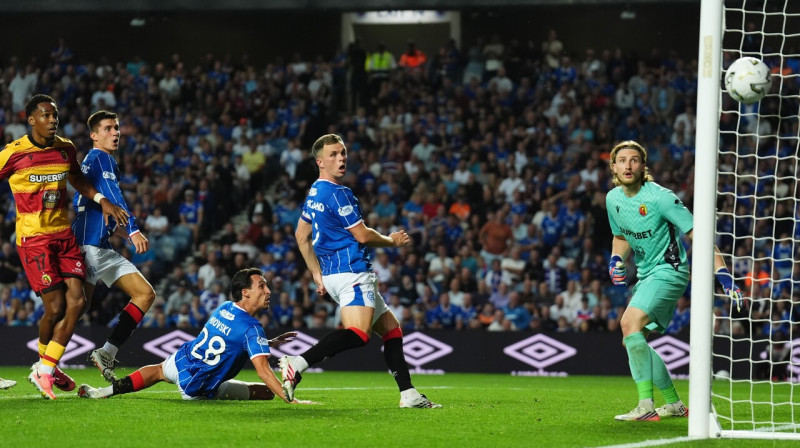 Glāzgovas "Rangers" un Bjalistokas "Jagiellonia" futbolisti nolūkojas kā bumba aizlido gar poļu kluba vārtiem. Foto: Andrew Milligan/PA Wire/Scanpix