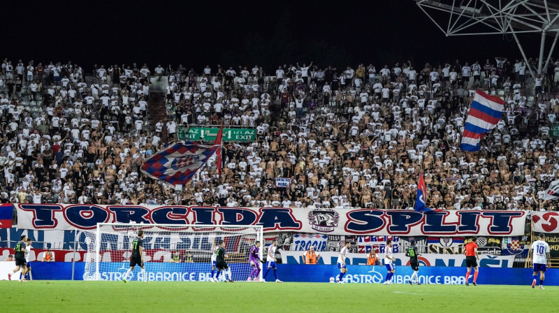 Splitas "Hajduk" līdzjutēji ("Torcida") spēlē pret Viļņas "Žalgiri". Foto: Luka Kolanović/Steinsiek.ch/Scanpix