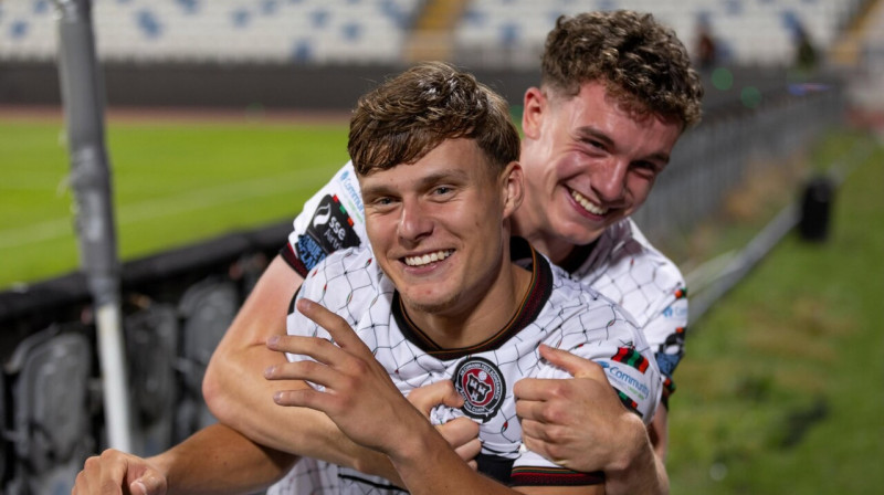 Markuss Strods ar komandas biedru. Foto: Bohemian FC