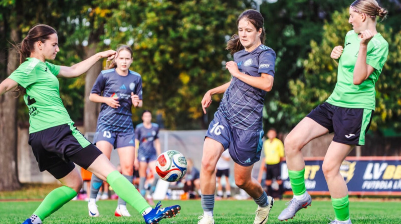 "Riga" uzbrucēja Jekaterina Haritonova (Nr. 16) spēlē Rēzeknē. Foto: Riga FC Women