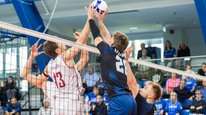 Edvīns Skrūders cīņā pie tīkla. Foto: Britt Mäekuusk