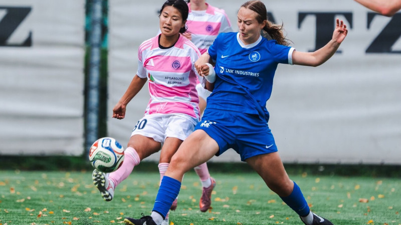 "Riga" futboliste Šiori Kato cīņā pret RFS. Foto: Riga FC Women