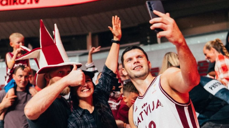 Rihards Lomažs ar faniem Foto: LBS