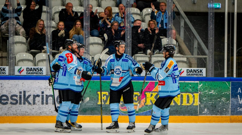 Vojensas "SønderjyskE" hokejisti, tostarp Raimonds Vītoliņš (otrais no labās) pēc vārtu guvuma. Foto: SønderjyskE Ishockey