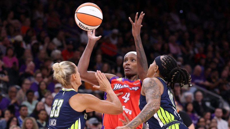 Kitija Laksa spēlē pret savu iepriekšējo WNBA komandu. Foto. AP.Scanpix