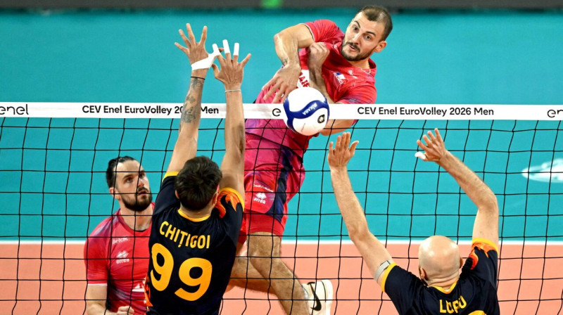 Franču volejbolists Fransuā Ecs triec bumbu rumāņu laukuma pusē. Foto: Nikolay Doychinov/AFP/Scanpix