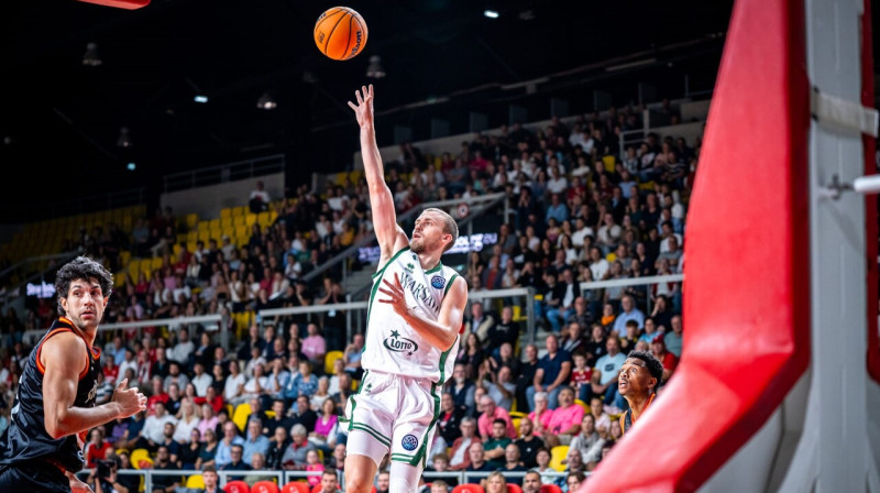 Kristers Zoriks uzbrukumā Strasbūrā. Foto: FIBA