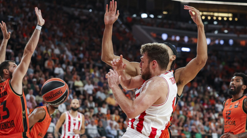 Pirejas "Olympiacos" vilcējspēks Aleksandars Vezenkovs cīņā Valensijā. Foto: Irina R. H./Zumapress.com/Scanpix