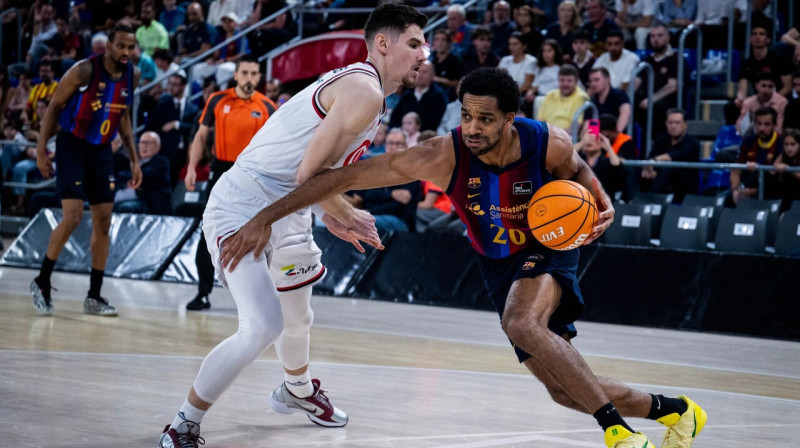 Roberts Blumbergs aizsardzībā pret Barselonas uzbrucēju Tosanu Evbuomvanu. Foto: FC Barcelona Bàsquet