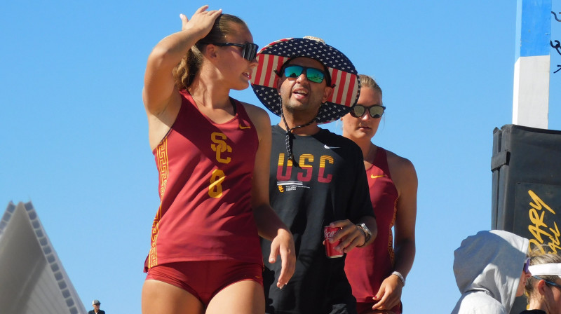 Līva Ēbere, treneris Gustavo Roča, Kenedija Kouklija. Foto: SoCalBeachVB