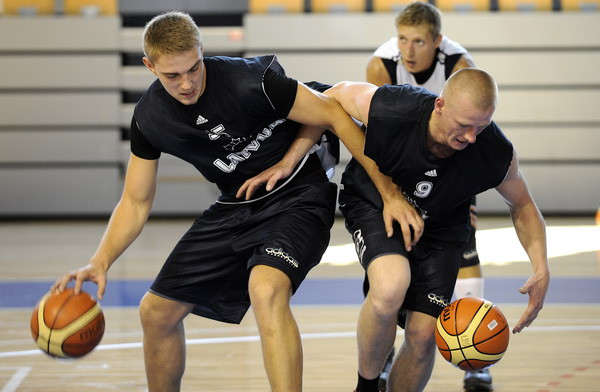 Basketbola izlase pārbaudes spēlē pieveic U-20 komandu